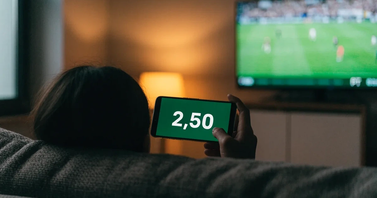 Um marcador eletrónico de um estádio com o resultado a meio da segunda parte, visto das bancadas